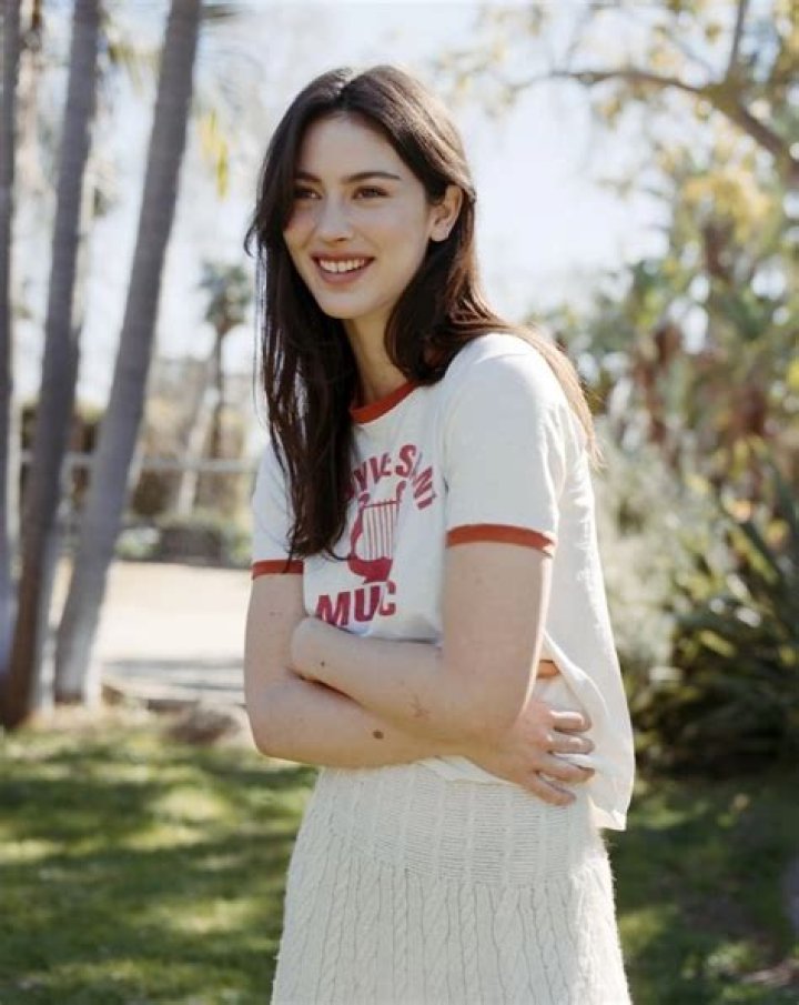 Gracie Abrams Bio, Wiki, Age, Height, Parents, Boyfriend, Merch, Stay