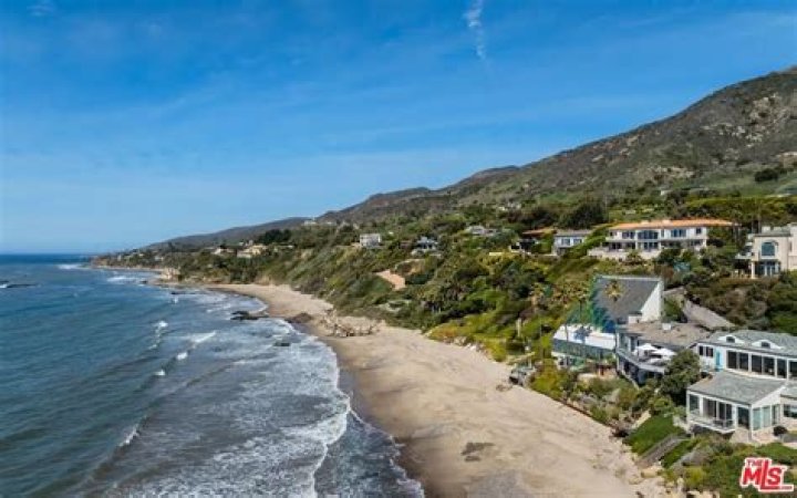MALIBU, CA JUNE 23 (EXCLUSIVE) Actress Lela Rochon poses at a photo